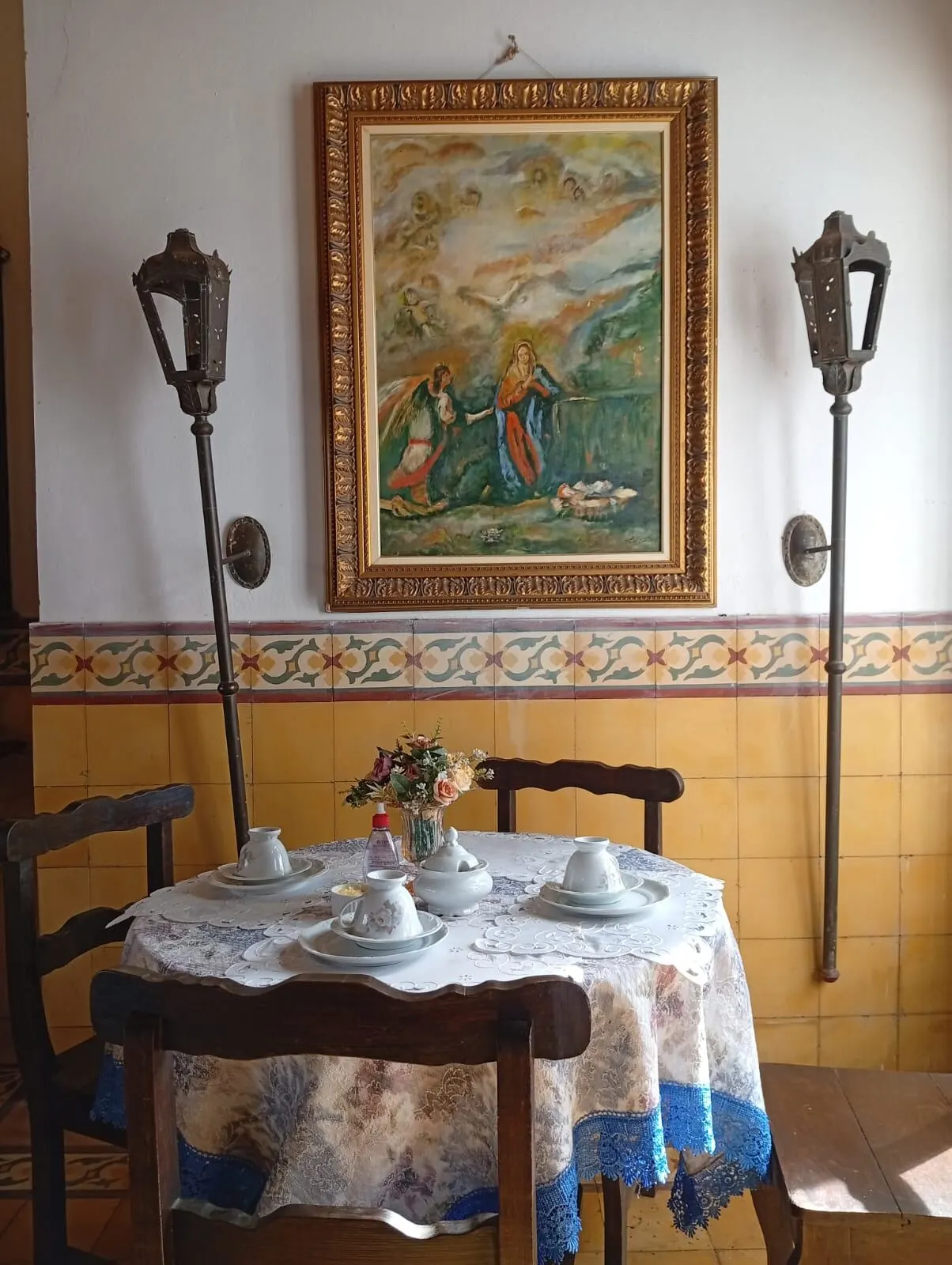Mesa do café da manhã com pintura sacra
