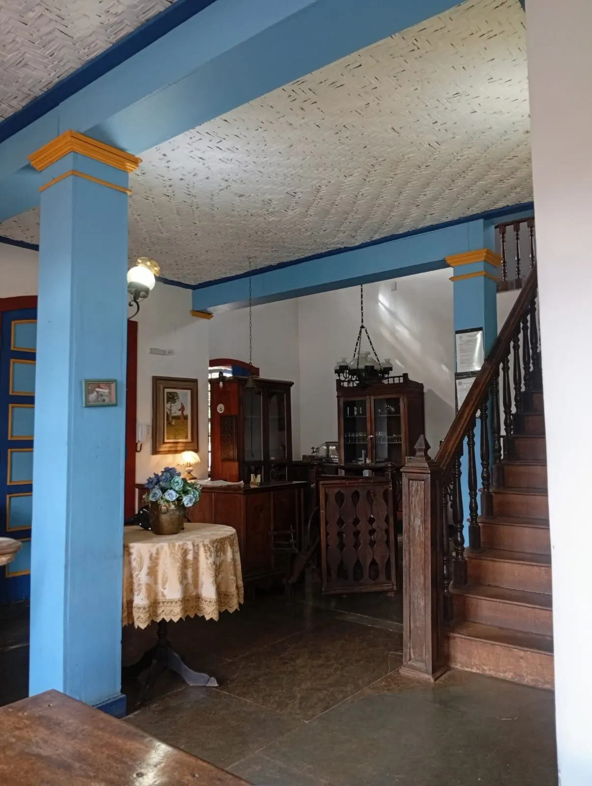 Salão colonial com pé-direito alto e tetos de bambu