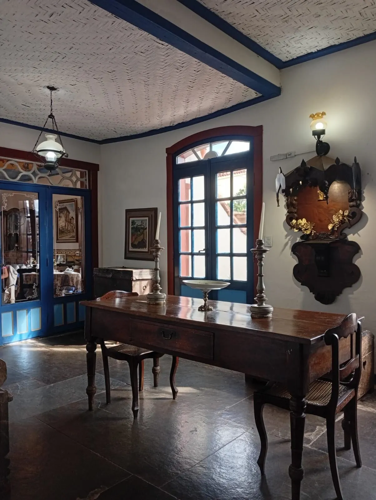 Sala de jantar colonial com móveis de época