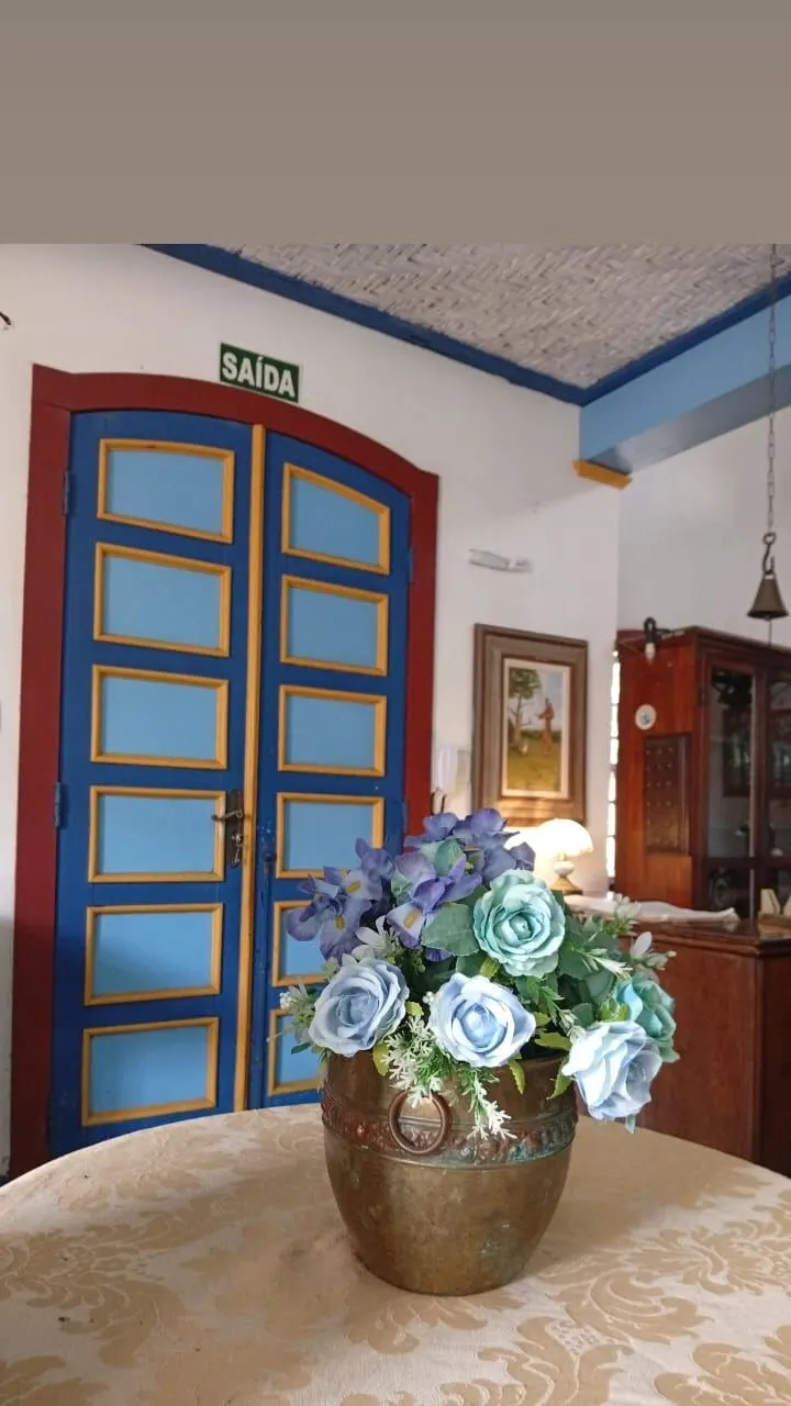 Porta de saída e arranjo de flores azuis