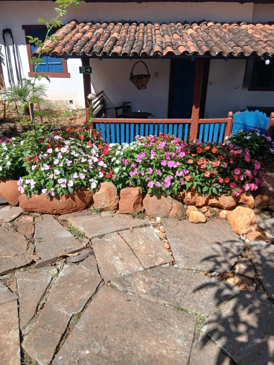 Canteiros floridos junto à varanda